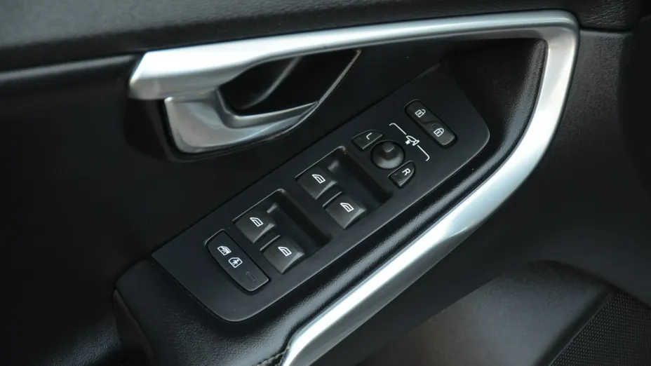 VOLVO V40 -