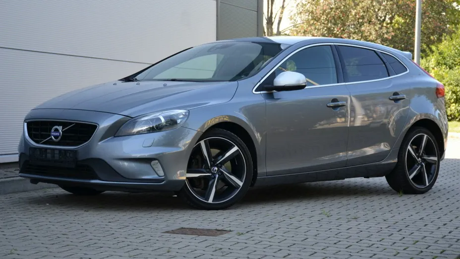 VOLVO V40 -