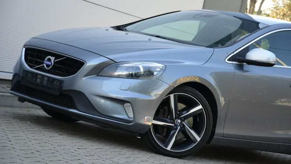 VOLVO V40 -
