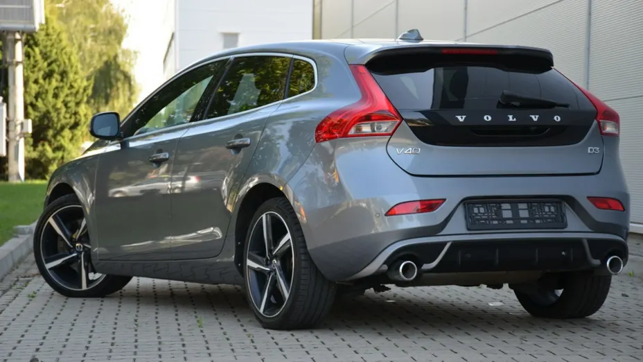 VOLVO V40 -