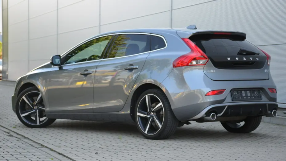 VOLVO V40 -