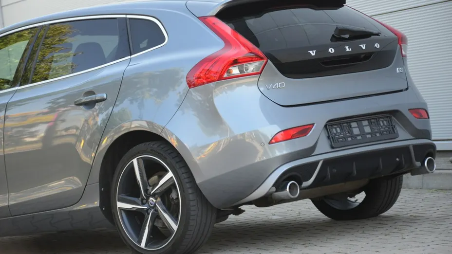 VOLVO V40 -