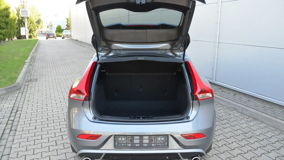 VOLVO V40 -