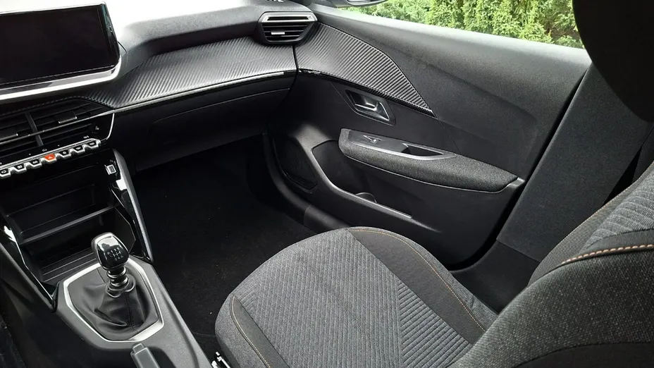 PEUGEOT 208 -