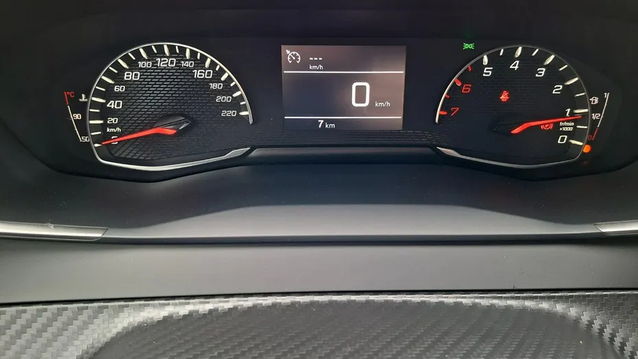 PEUGEOT 208 -