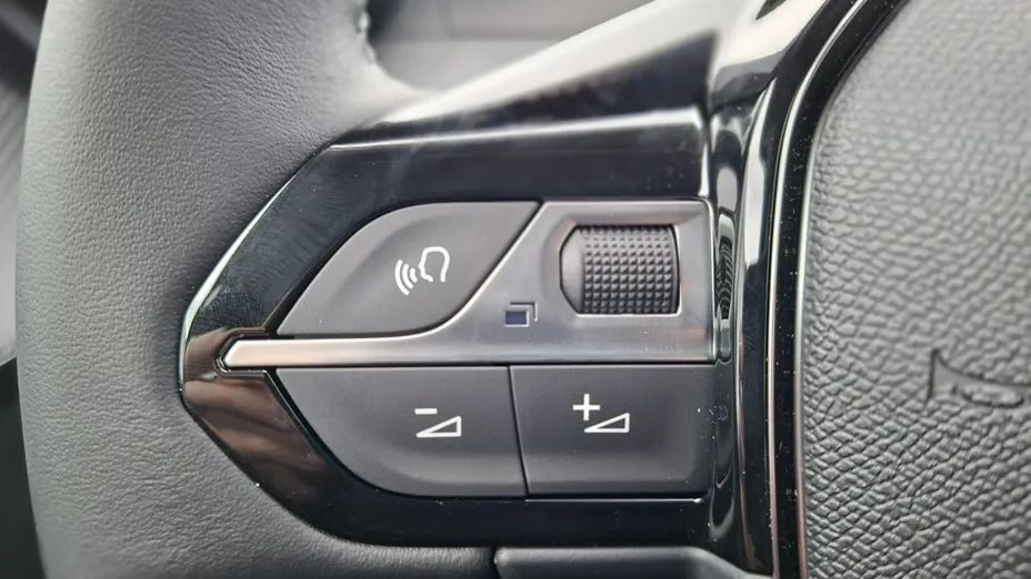 PEUGEOT 208 -