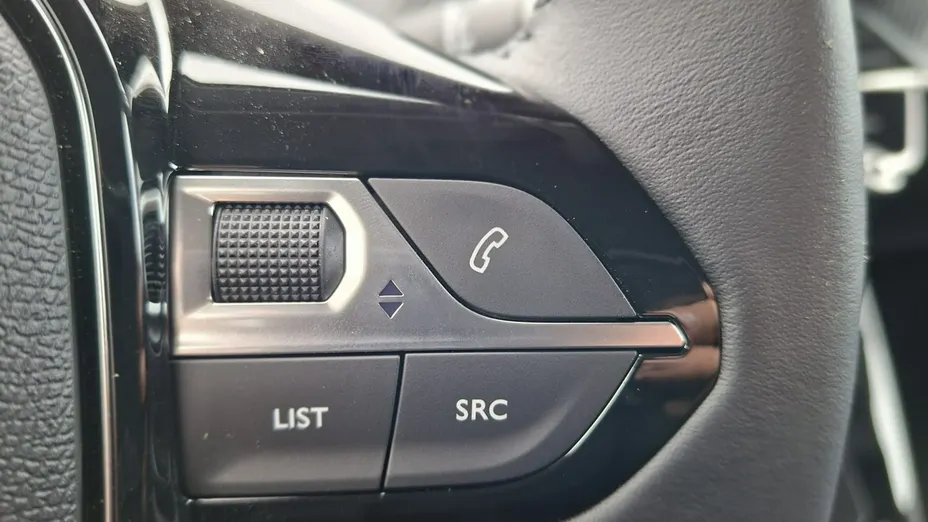 PEUGEOT 208 -
