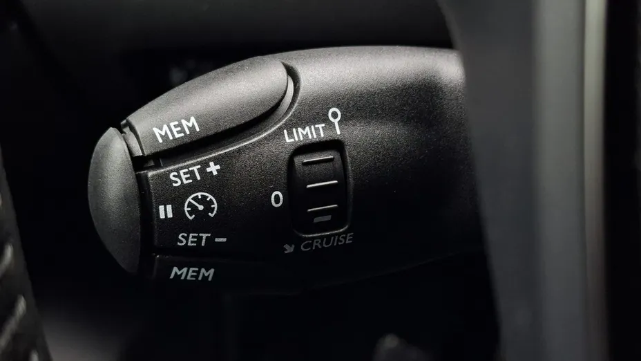 PEUGEOT 208 -