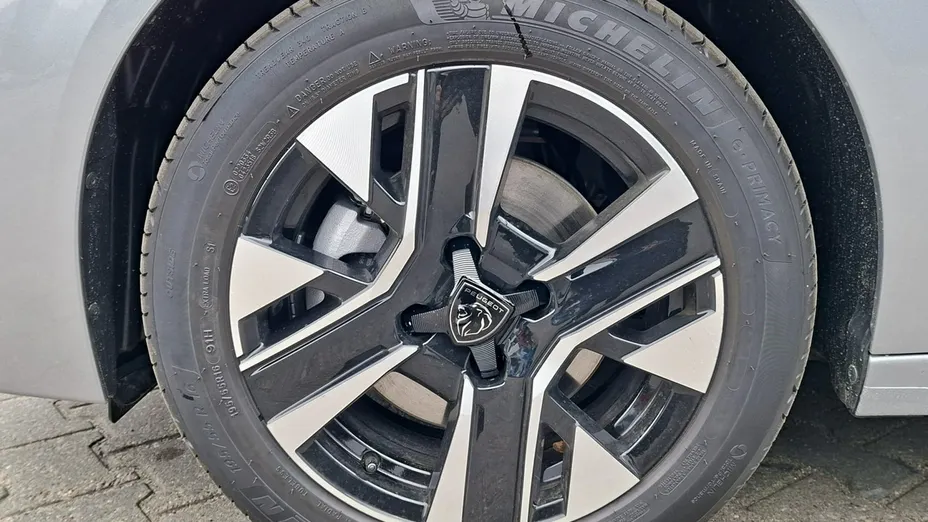 PEUGEOT 208 -