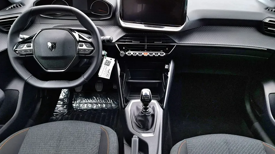 PEUGEOT 208 -