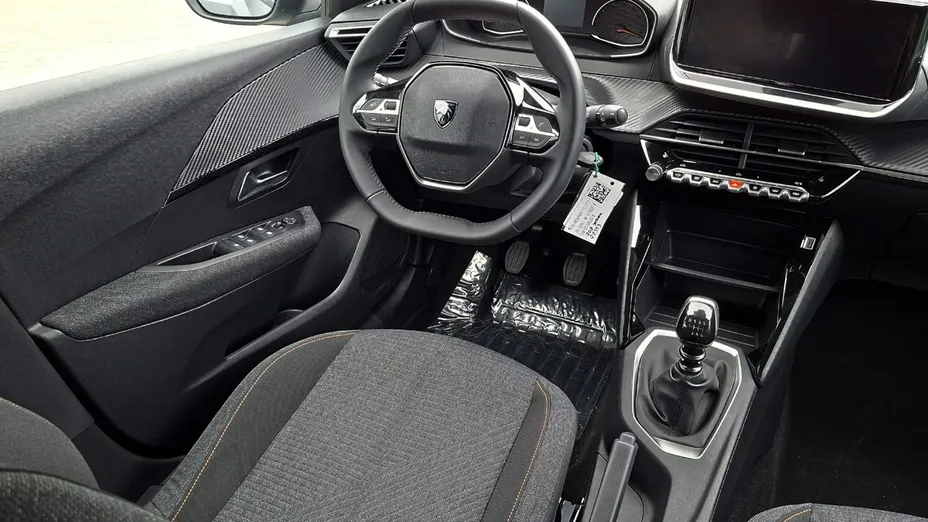 PEUGEOT 208 -