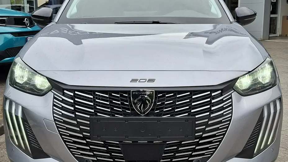 PEUGEOT 208 -