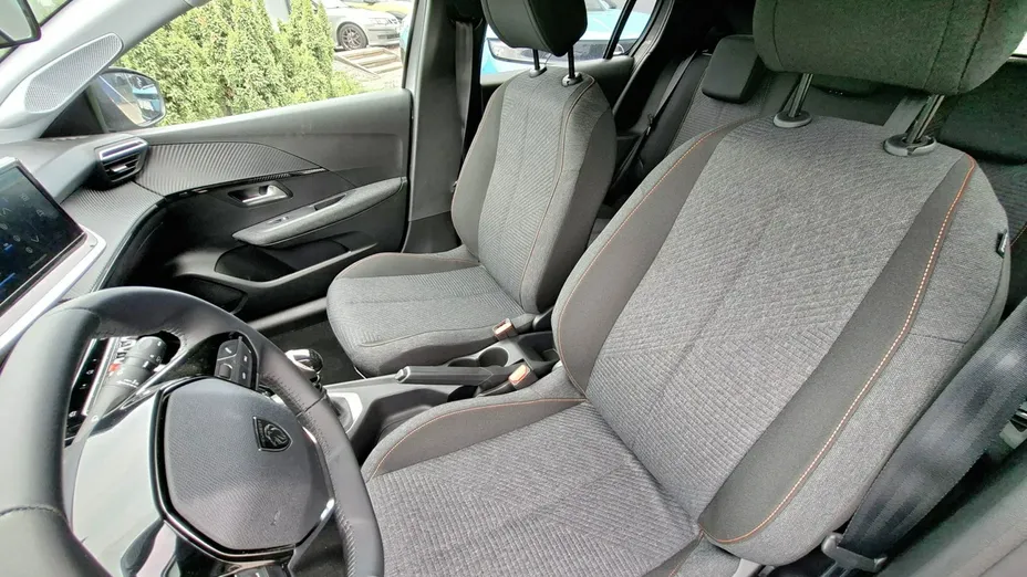 PEUGEOT 208 -
