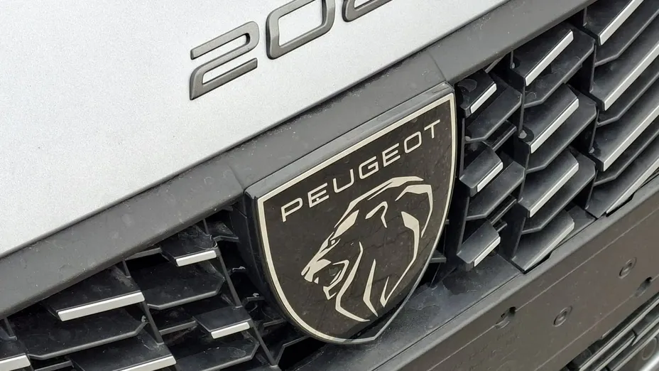 PEUGEOT 208 -