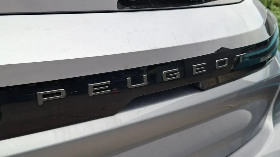 PEUGEOT 208 -