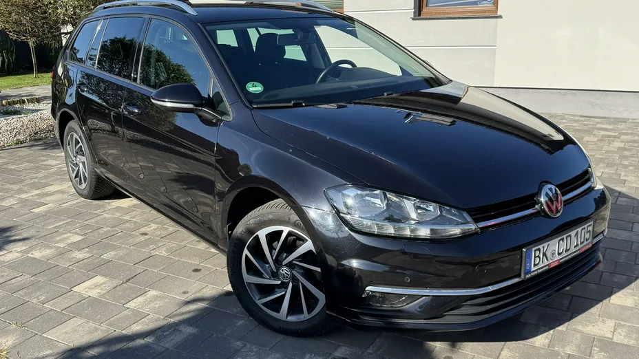 VOLKSWAGEN Golf -