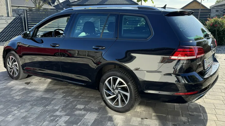 VOLKSWAGEN Golf -