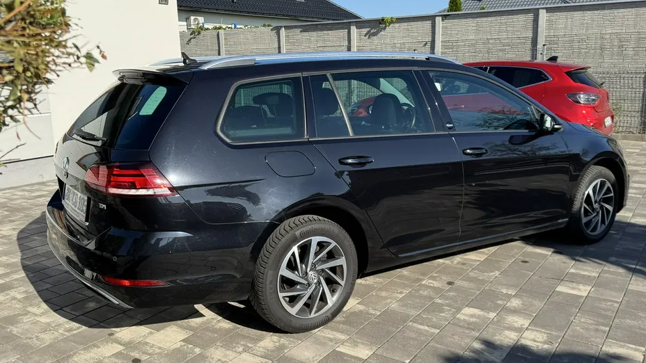 VOLKSWAGEN Golf -