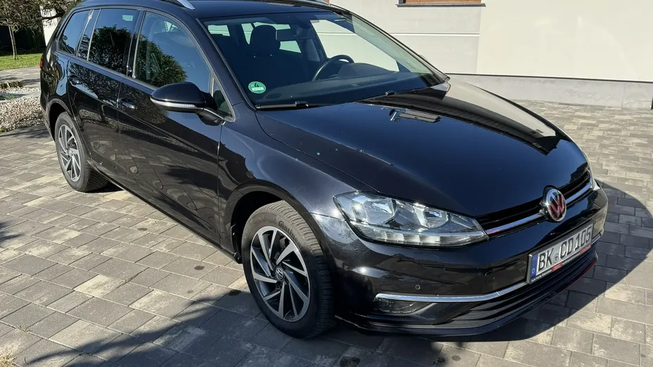 VOLKSWAGEN Golf -
