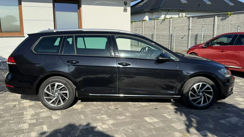 VOLKSWAGEN Golf -