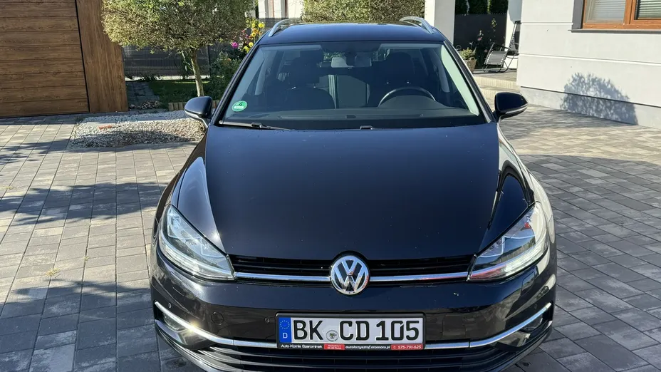 VOLKSWAGEN Golf -