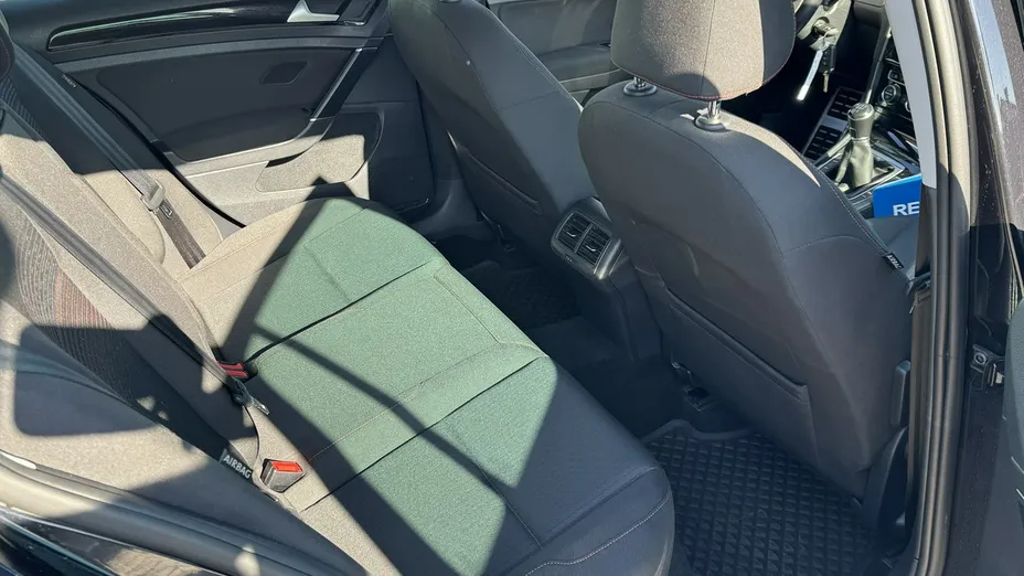 VOLKSWAGEN Golf -