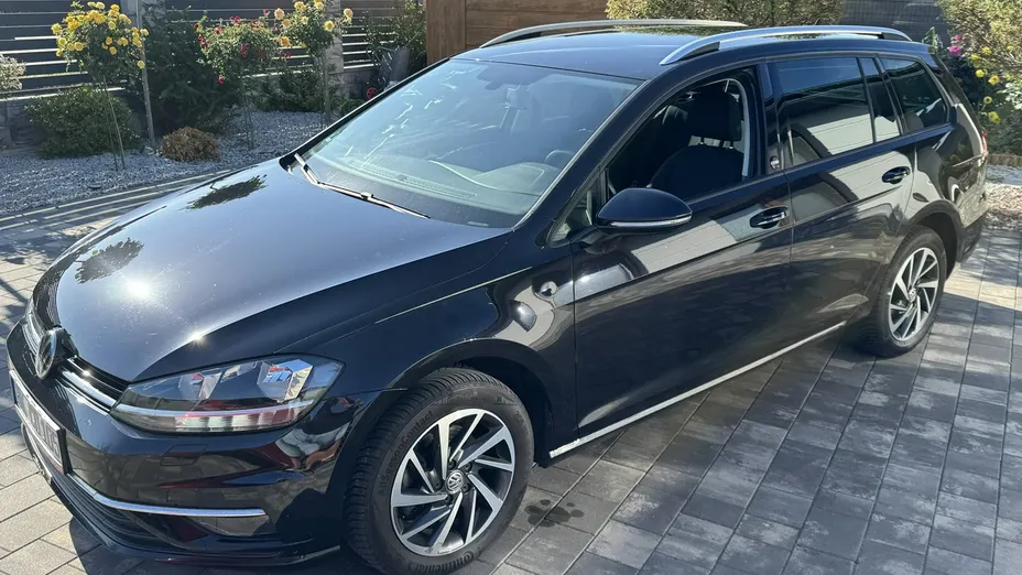 VOLKSWAGEN Golf -