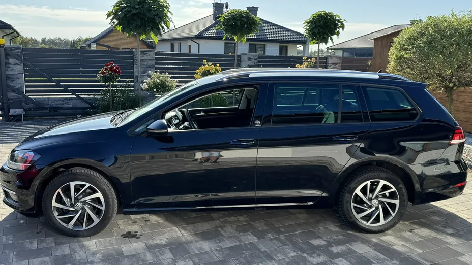 VOLKSWAGEN Golf -