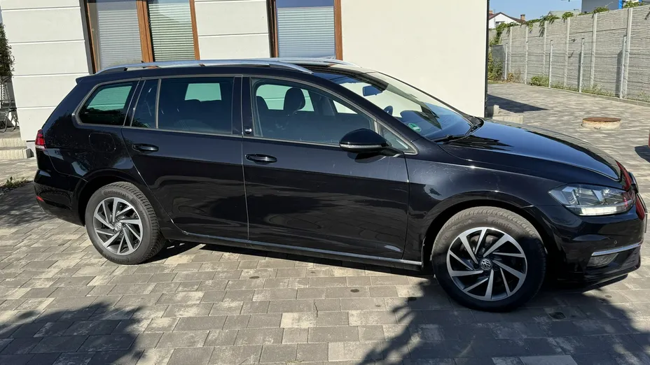 VOLKSWAGEN Golf -