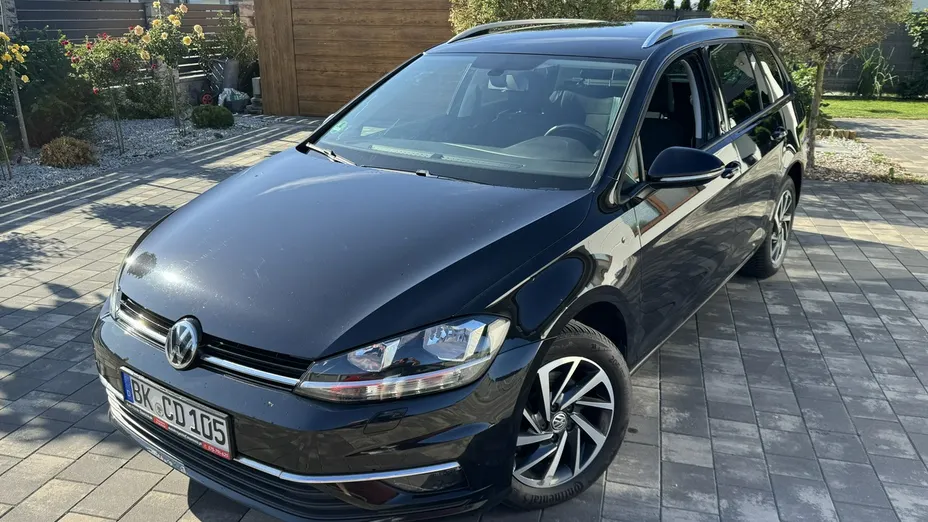 VOLKSWAGEN Golf -