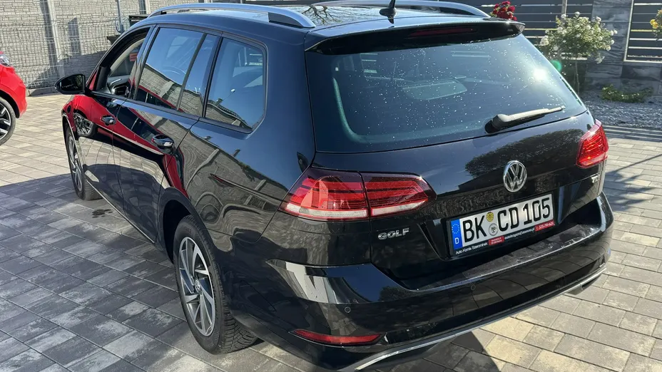 VOLKSWAGEN Golf -