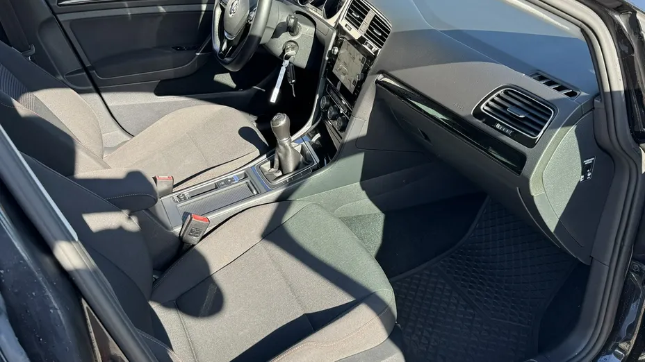 VOLKSWAGEN Golf -
