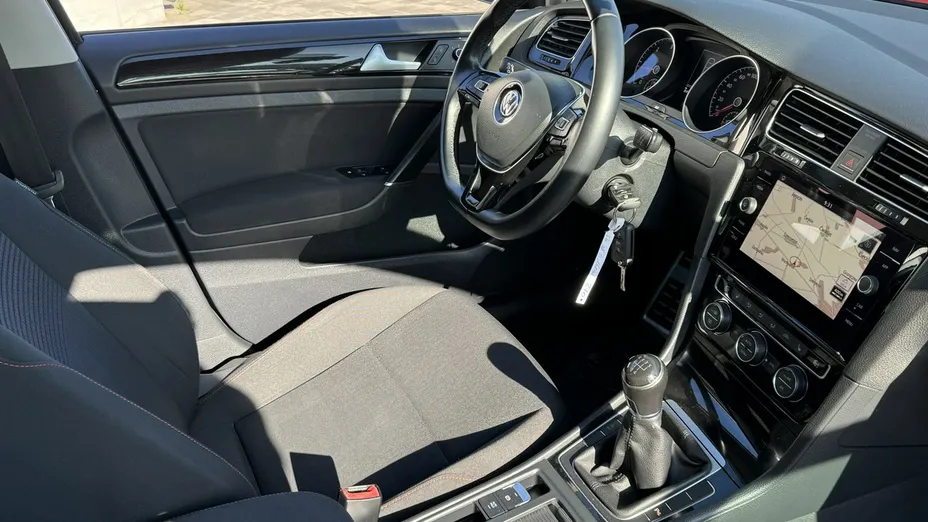 VOLKSWAGEN Golf -
