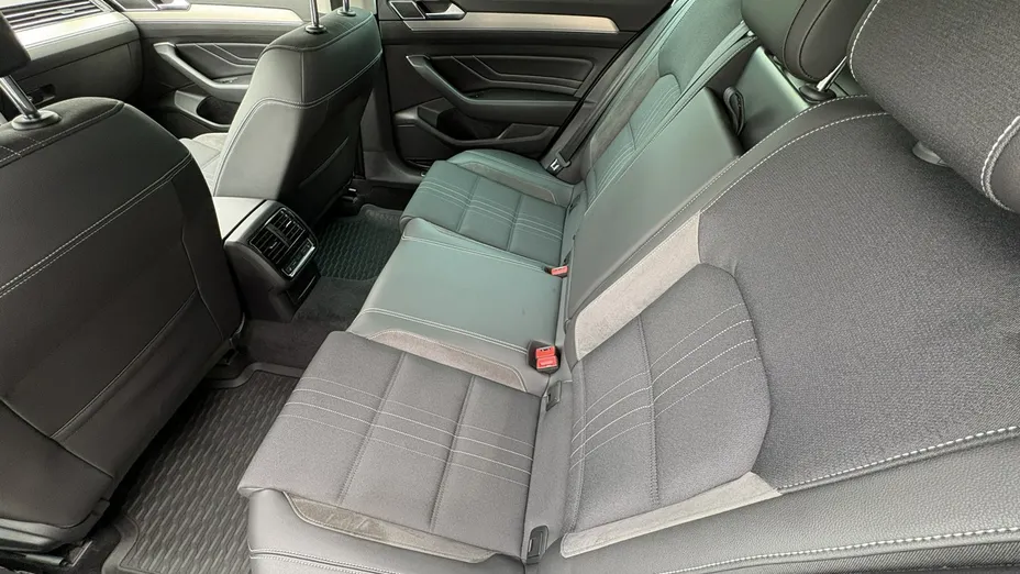 VOLKSWAGEN Passat -