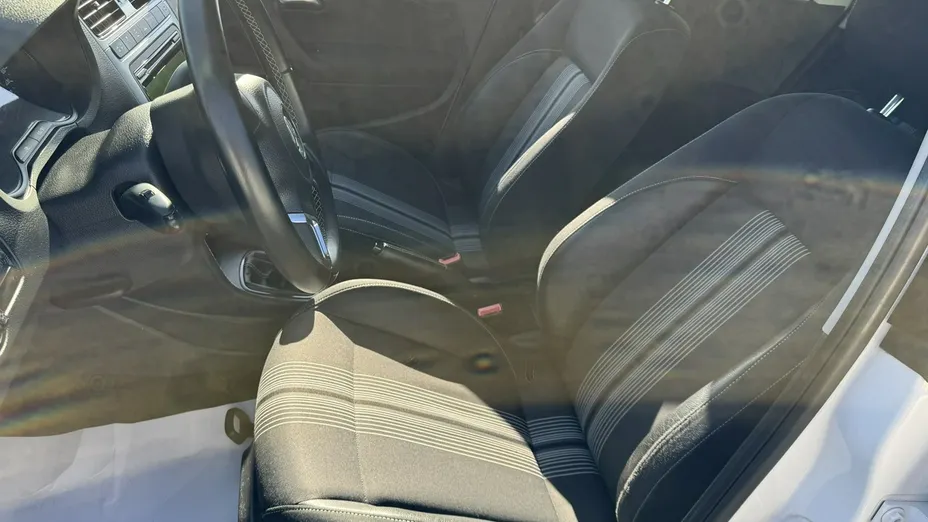 VOLKSWAGEN Polo -