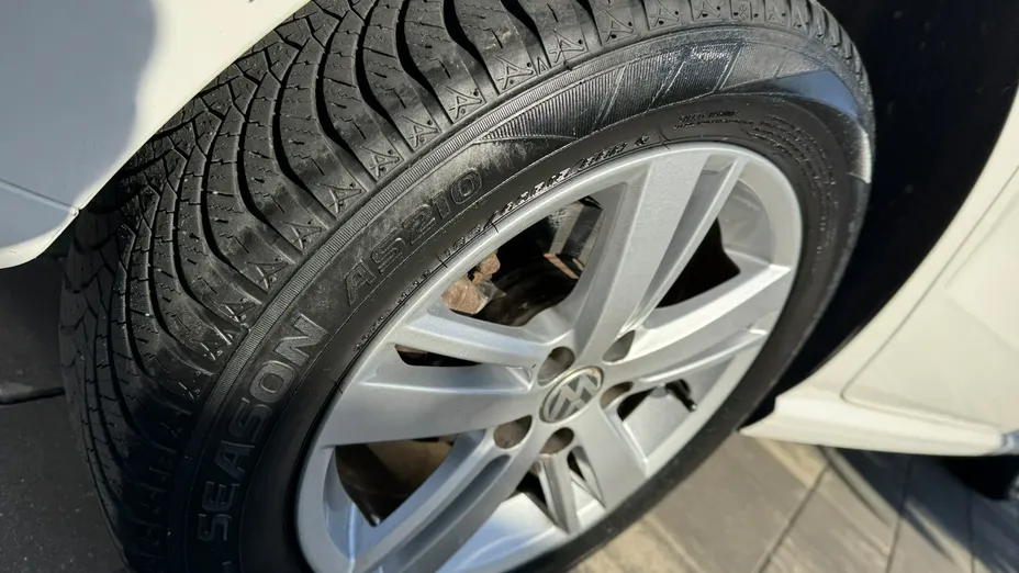 VOLKSWAGEN Polo -