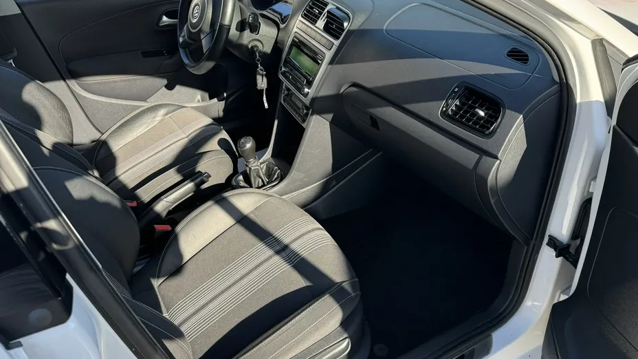 VOLKSWAGEN Polo -