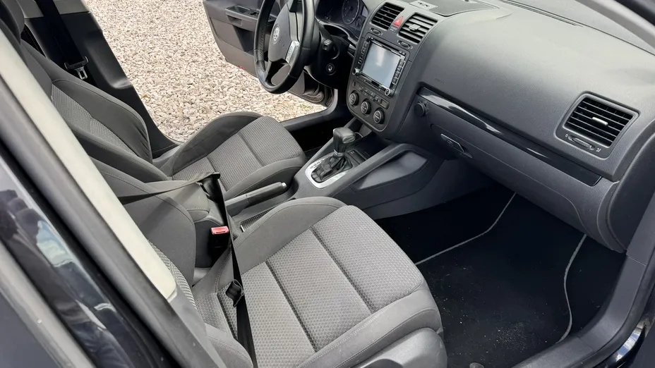 VOLKSWAGEN Golf -
