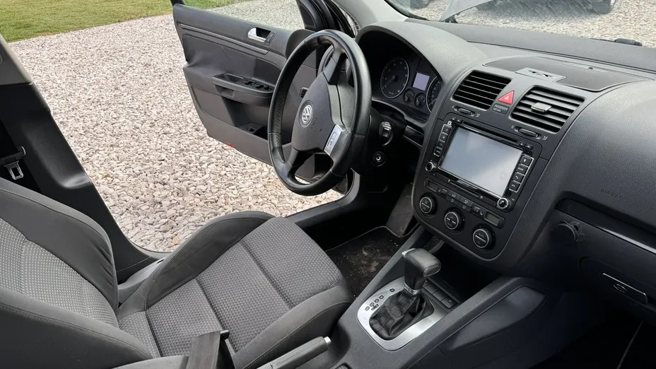 VOLKSWAGEN Golf -