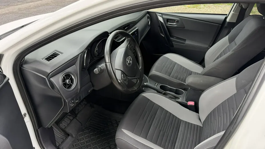TOYOTA Auris -