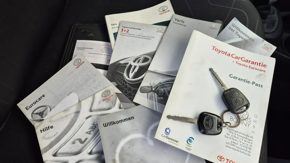 TOYOTA Yaris -