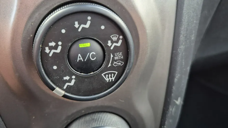 TOYOTA Yaris -