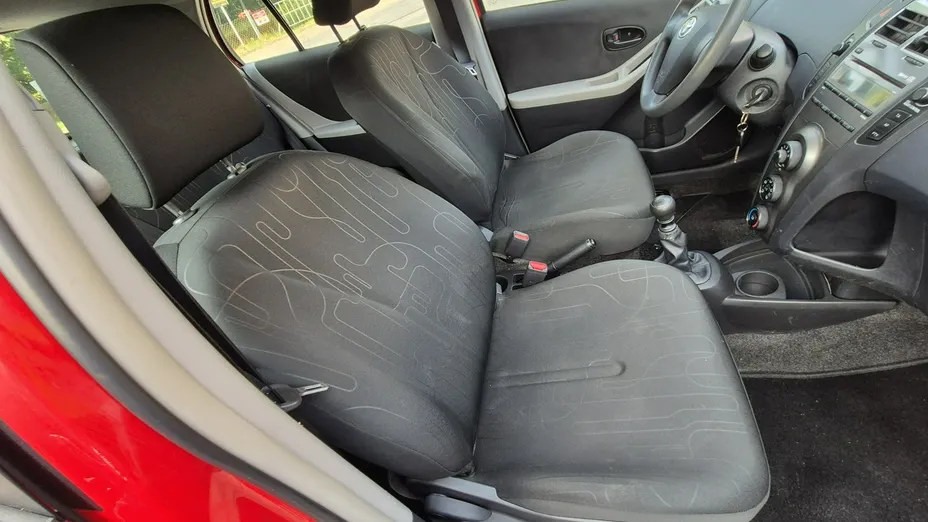 TOYOTA Yaris -