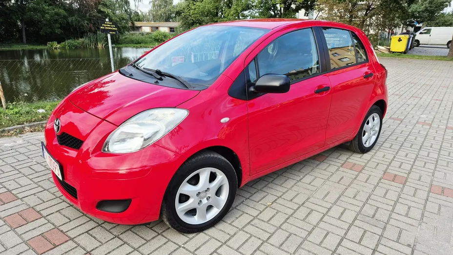 TOYOTA Yaris -