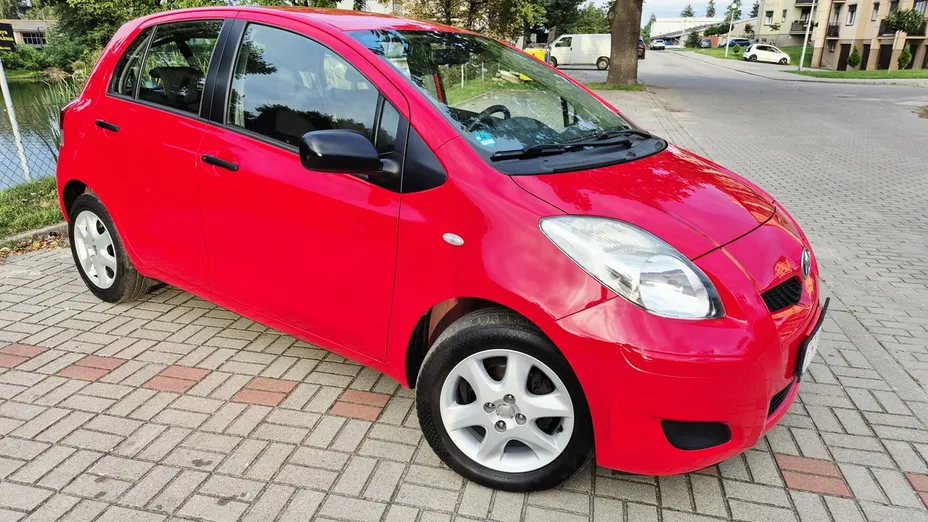 TOYOTA Yaris -