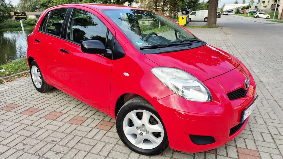 TOYOTA Yaris -