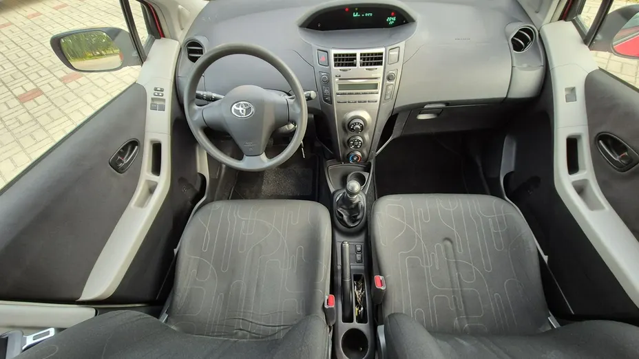 TOYOTA Yaris -