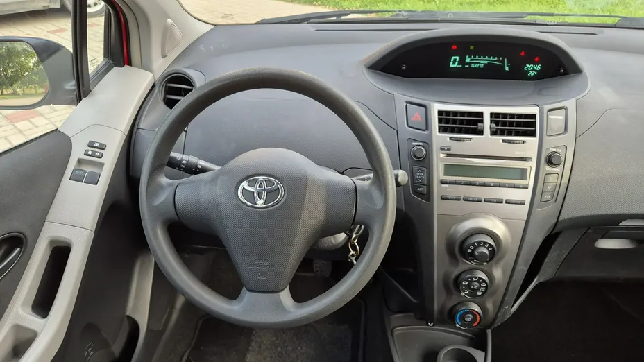 TOYOTA Yaris -