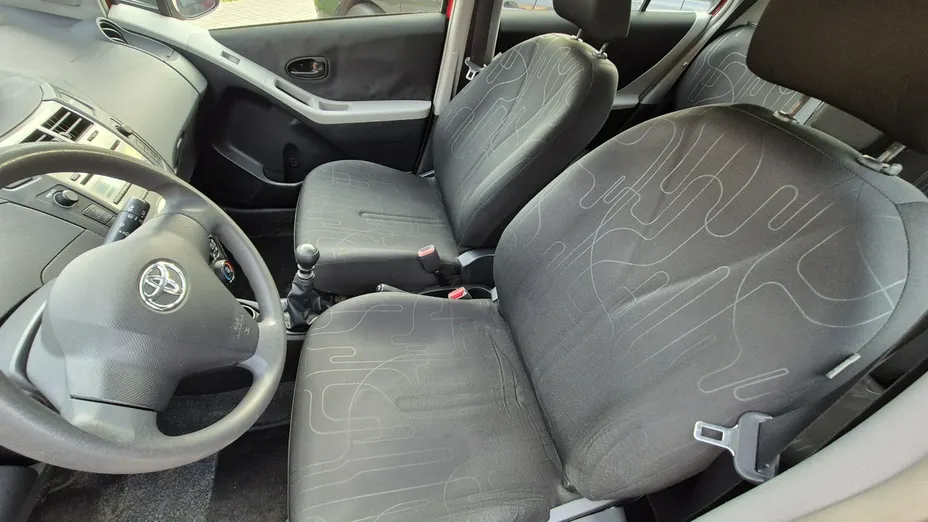 TOYOTA Yaris -