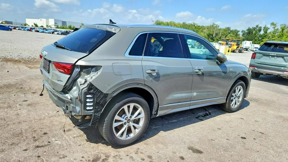 AUDI Q3 -